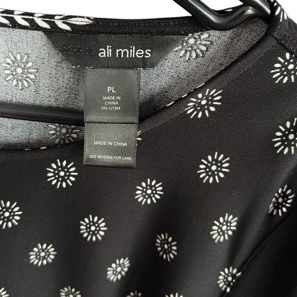 EUC Ali Miles Boho 3/4 Bell Sleeve Embellished Top Black White Petite Large - Picture 2 of 7